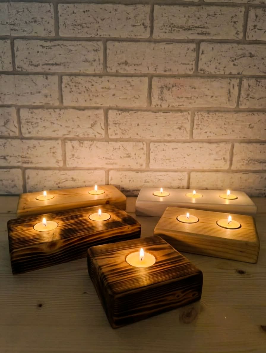 Drewniany świecznik handmade ze świerku z płonącą świecą tealight